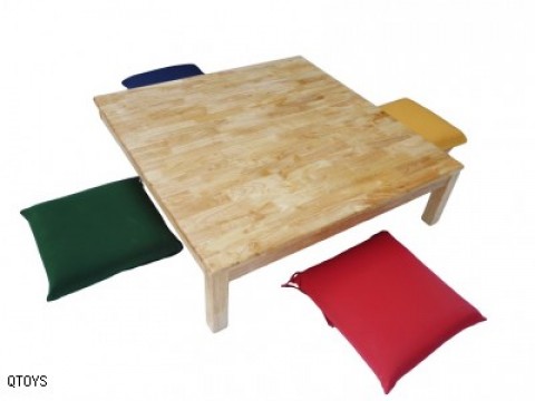 Qtoys Low Square Table 100 cm with 4 cushions Qtoys Low Square Table 100 cm with 4 cushions