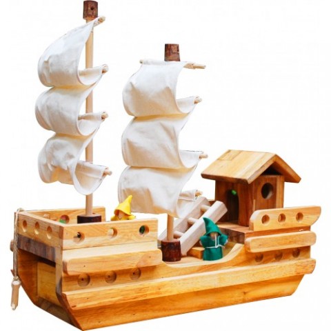 qtoys-wooden-pirate-ship